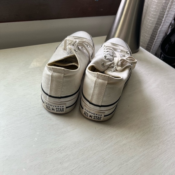White Low Top Platform Converse size 8 women’s - Picture 4 of 5